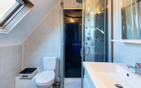Villa la Fourmi: Mirror, Plumbing Fixture, Tap, Sink, Property, Photograph, Building, Bathroom Sink, Blue, Bathroom