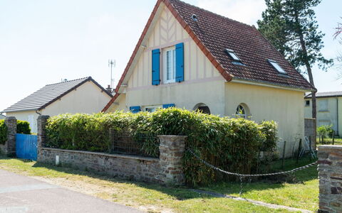 Villa la Fourmi: Plant, Sky, Property, Window, Building, Land Lot, Tree, House, Cottage