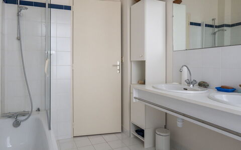 Le Panoramique: Mirror, Property, Plumbing Fixture, Sink, Tap, Bathroom, Bathroom Sink, Interior Design, Building