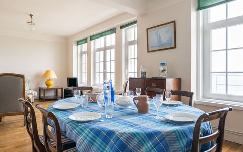 Le Panoramique: Table, Furniture, Window, Property, Chair, Azure, Tablecloth, Kitchen & Dining Room Table, Textile, Wood
