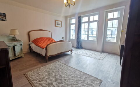 Le Panoramique: Property, Window, Building, Wood, Lighting, Shade, Interior Design, Comfort, Flooring