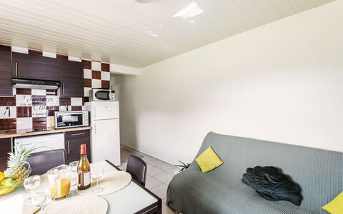 Jardins de Maignon: Furniture, Property, Table, White, Comfort, Building, Interior Design, Wood, Lighting, Living Room