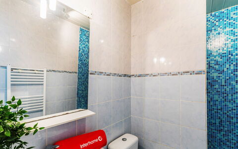Jardins de Maignon: Plumbing Fixture, Plant, Bathroom, Blue, Lighting, Building, Interior Design, Flooring, Floor