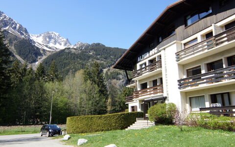 Alpen Roc: Plant, Sky, Property, Building, Mountain, White, Window, Leisure, Grass, Landscape