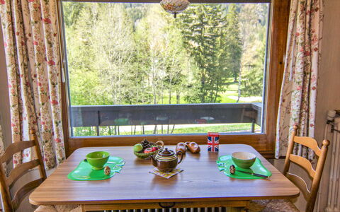 Alpen Roc: Table, Furniture, Building, Property, Plant, Window, Tableware, Green, Wood, Tree