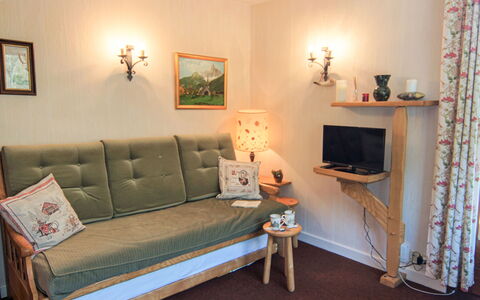Alpen Roc: Picture Frame, Furniture, Property, Couch, Comfort, Building, Wood, Lighting, Interior Design, Flooring