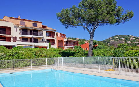 Agay Plage: Water, Sky, Plant, Building, Daytime, Window, Azure, Tree, Swimming Pool, Architecture