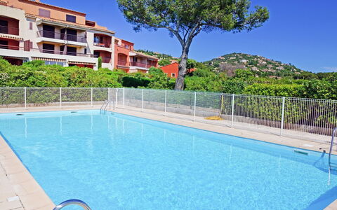 Agay Plage: Water, Building, Plant, Property, Sky, Window, Swimming Pool, Azure, Tree, Outdoor Furniture