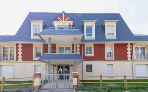 Nouvelle Vague: Building, Window, Property, House, Land Lot, Cottage, Plant, Door, Siding, Residential Area