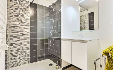 Valras Plage 110: Flooring, Floor, Interior Design, Bathroom, Plumbing Fixture, Tile, Plumbing, Composite Material, Bathroom Cabinet, Shower