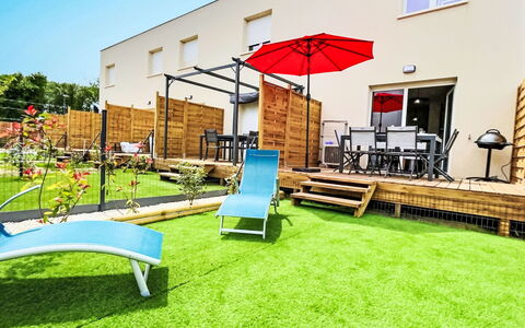 Valras Plage 110: Garden, Lawn, Artificial Turf, Backyard, Yard, Outdoor Furniture, Chair, Landscaping, Patio, Courtyard