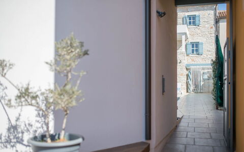 Villa Caterina: Sky, Plant, Building, Daytime, Property, Tree, Urban Design, Neighbourhood, Residential Area, Woody Plant