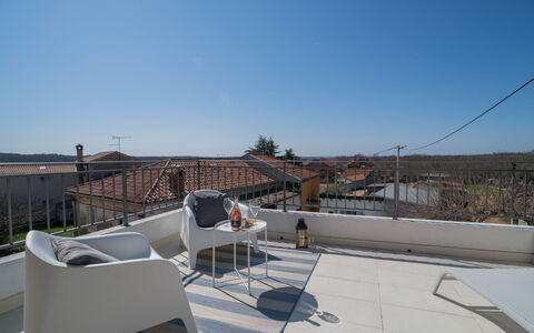 Villa Caterina: Sky, Plant, Building, Daytime, Property, Tree, Urban Design, Neighbourhood, Residential Area, Woody Plant