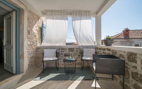 Villa Caterina: Sky, Plant, Building, Daytime, Property, Tree, Urban Design, Neighbourhood, Residential Area, Woody Plant