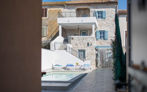 Villa Caterina: Sky, Plant, Building, Daytime, Property, Tree, Urban Design, Neighbourhood, Residential Area, Woody Plant