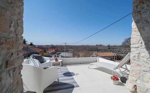 Villa Caterina: Sky, Plant, Building, Daytime, Property, Tree, Urban Design, Neighbourhood, Residential Area, Woody Plant