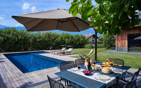 Woodhouse: Table, Plant, Furniture, Cloud, Sky, Water, Swimming Pool, Building, Chair, Umbrella
