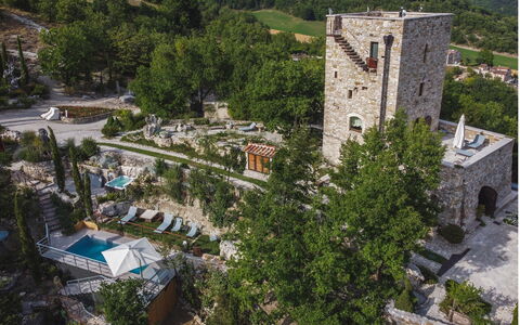 Villa Vetice: Property, Plant, Building, Nature, Tree, Vegetation, Urban Design, Residential Area, House, Landscape