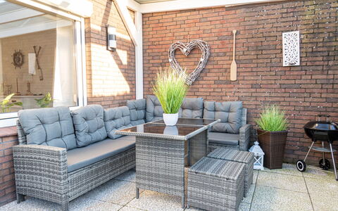 Lydia: Plant, Property, Furniture, Flowerpot, Building, Interior Design, Couch, Wood, Houseplant, Rectangle