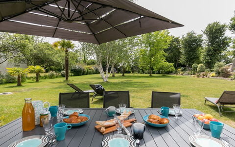 L'Échappée: Table, Plant, Furniture, Property, Tableware, Chair, Outdoor Table, Outdoor Furniture, Shade, Interior Design