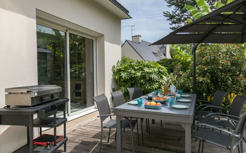 L'Échappée: Plant, Furniture, Table, Window, Chair, Building, Shade, Flowerpot, Interior Design, Houseplant