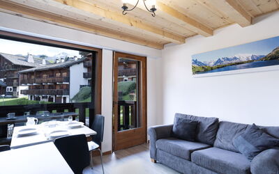 Les G'Rets 15.12: Furniture, Property, Couch, Building, Comfort, Interior Design, Lighting, Living Room, Picture Frame, Shade