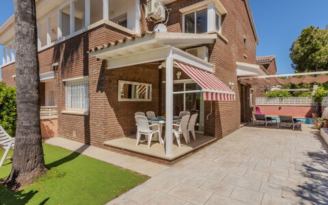 Canyadell: Building, Residential Area, Home, House, Facade, Human Settlement, Estate, Shade, Brick, Porch