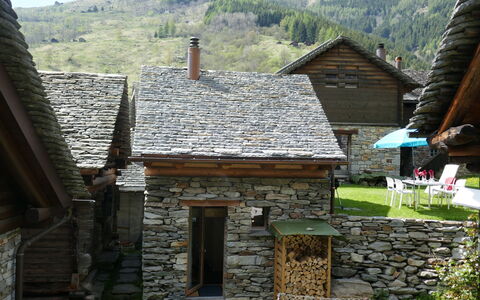 Rustico la Dimora: Property, Building, Mountain, Window, Sky, Wood, Biome, Plant, Rural Area, Cottage