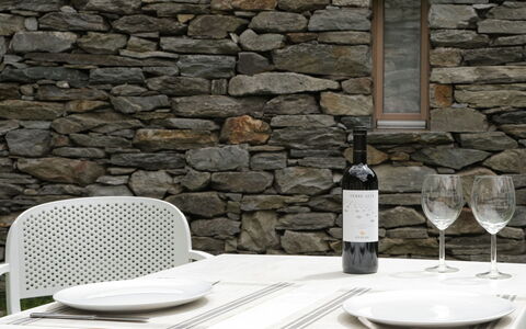 Rustico la Dimora: Tableware, Table, Furniture, Property, Bottle, Drinkware, Dishware, Stemware, Textile, Plate