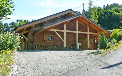 Du Bulle: Property, House, Cottage, Building, Home, Real Estate, Roof, Log Cabin, Tree, Rural Area