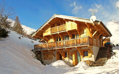 Du Bulle: Cloud, Sky, Snow, Building, Window, House, Slope, Tree, Wood, Mountain