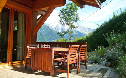 Du Bulle: Furniture, Room, Deck, Log Cabin, Table, Building, Wood Stain, Patio, Wood, Hardwood