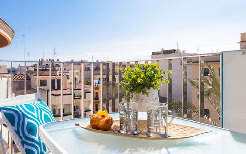 Lydia: Plant, Building, Sky, Daytime, Property, Window, Tree, Urban Design, Neighbourhood, Condominium
