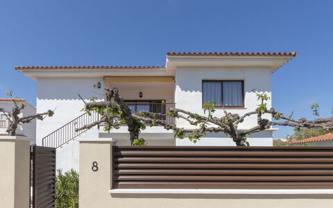 L'Estel: Sky, Plant, Building, Daytime, Property, Window, Tree, Architecture, Urban Design, Leisure