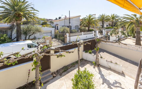 L'Estel: Sky, Plant, Building, Daytime, Property, Window, Tree, Architecture, Urban Design, Leisure