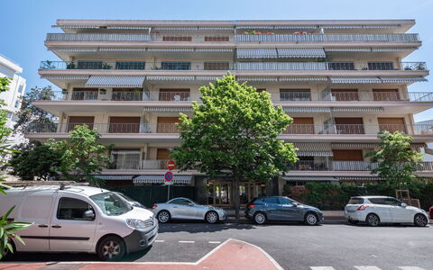 Le Valencia: Sky, Plant, Building, Daytime, Property, Window, Tree, Architecture, Urban Design, Leisure