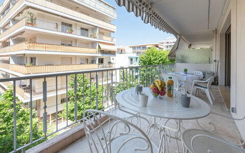 Le Valencia: Sky, Plant, Building, Daytime, Property, Window, Tree, Architecture, Urban Design, Leisure
