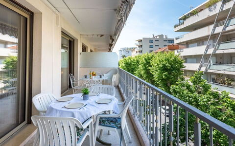 Le Valencia: Sky, Plant, Building, Daytime, Property, Window, Tree, Architecture, Urban Design, Leisure