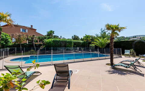 Massenet: Water, Plant, Building, Daytime, Property, Sky, Swimming Pool, Azure, Tree, Body Of Water