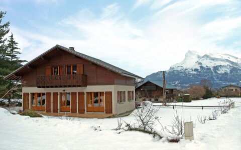 Chalet Mendiaux: Cloud, Sky, Snow, Building, Window, Plant, Tree, Mountain, Slope, House