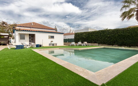 Stefania: Grass, Garden, Lawn, Artificial Turf, Backyard, Swimming Pool, Estate, Yard, Landscaping, Courtyard