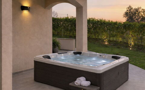 Eroa: Plumbing Fixture, Bathtub, Swimming Pool, Jacuzzi, Design, Bathroom, Tap, Resort, Water Feature