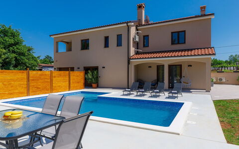 Eroa: Water, Plant, Building, Daytime, Property, Sky, Swimming Pool, Azure, Tree, Body Of Water