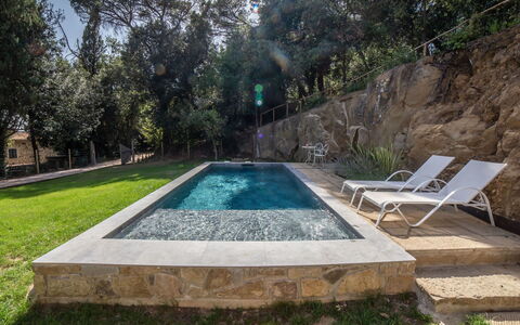 Il Talamo: Plant, Water, Plant Community, Tree, Natural Landscape, Sky, Rectangle, Grass, Residential Area, Leisure