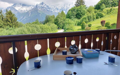 Le Tagre: Cloud, Sky, Table, Tableware, Furniture, Building, Plant, Mountain, Window, Nature
