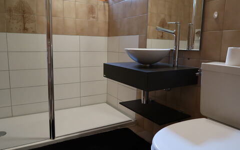 Chalet les Pitchounes: Plumbing Fixture, Tap, Bathroom Sink, Sink, Toilet Seat, Bathroom, Building, Toilet, Interior Design, Flooring