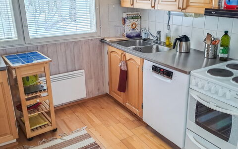 Koivulahden Reinola: Kitchen Appliance, Kitchen, Major Appliance, Countertop, Flooring, Home Appliance, Wood, Kitchen Stove, Furniture, Cabinetry