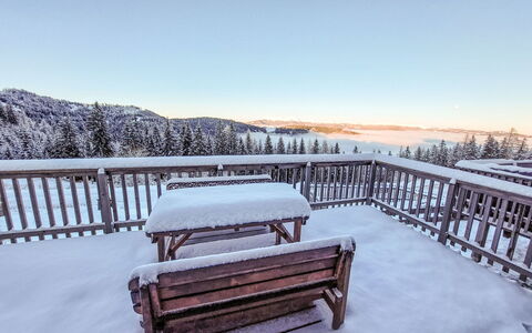 Firewater-Hütte: Sky, Outdoor Bench, Furniture, Snow, Nature, Natural Landscape, Wood, Outdoor Furniture, Tree, Fence