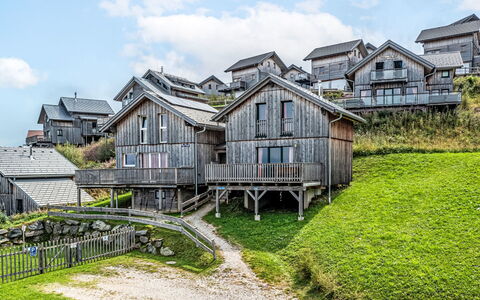 Firewater-Hütte: Cloud, Plant, Sky, Building, Property, Window, House, Land Lot, Natural Landscape, Residential Area