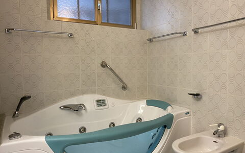 Lakeview: Tap, Plumbing Fixture, Bathtub, Window, Property, Product, Bathroom, Azure